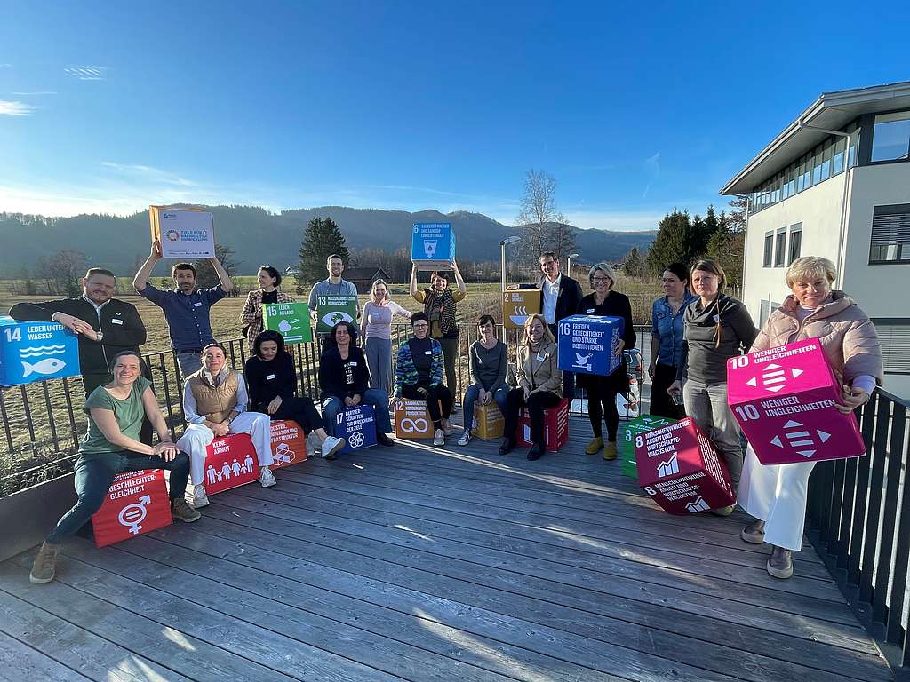 Gruppenfoto mit 20 Personen, mit SDG-Würfeln in den Händen