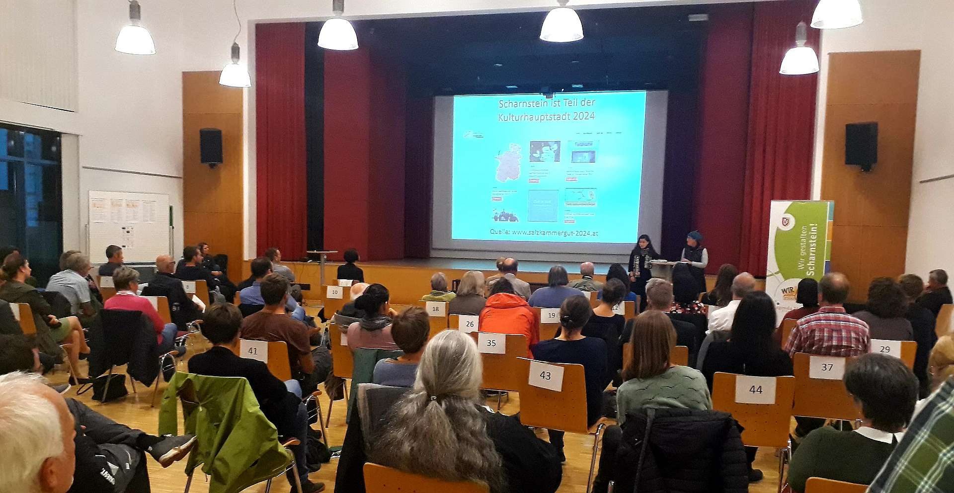 50 Besucher im Saal der Musikschule Scharnstein hören einen Vortrag