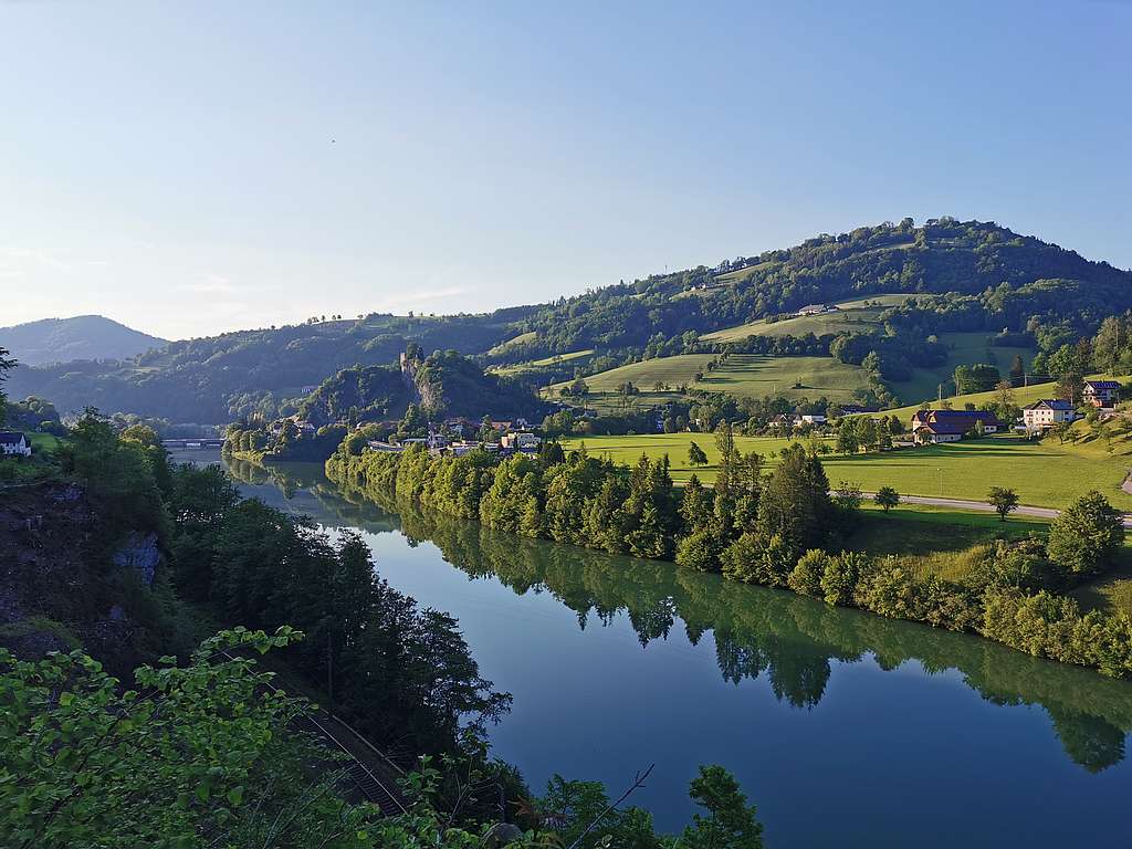 Landschaftsbild, im Vordergrund die Steyr bei Losenstein, im Hintergrund grüne Wiesen und Hügel.