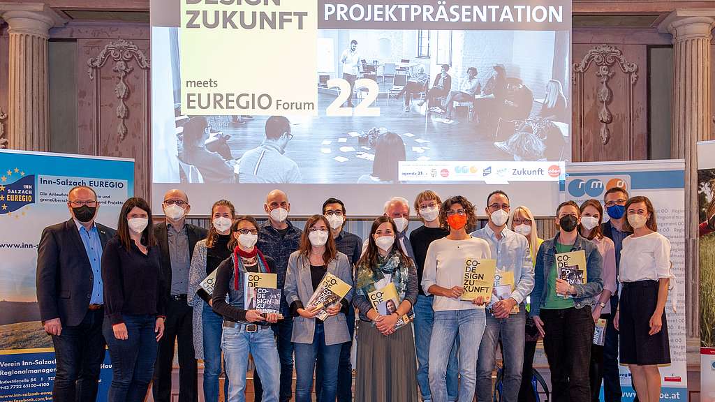 Gruppenfoto mit ca. 25 Personen, maskentragend und die Zertifikate in Händen