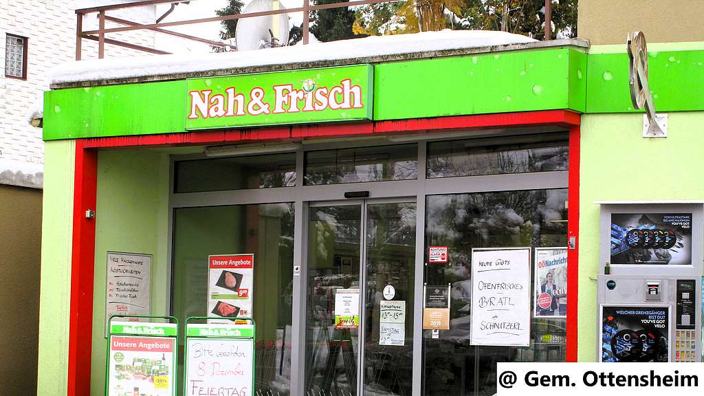 Geschäftsfassade mit Aufschrift "Nah und Frisch".