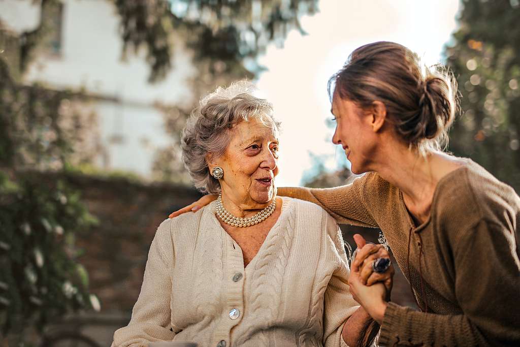 Eine ältere Dame im Gespräch mit einer jungen Frau