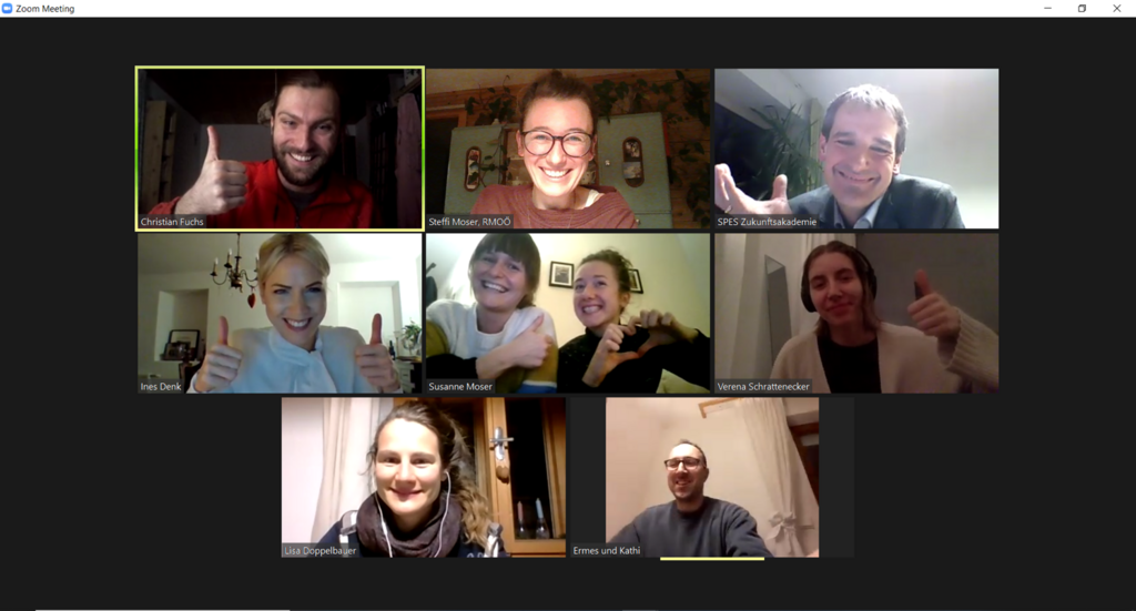 Screenshot einer Zoomkonferenz mit 8 lachenden TeilnehmerInnen
