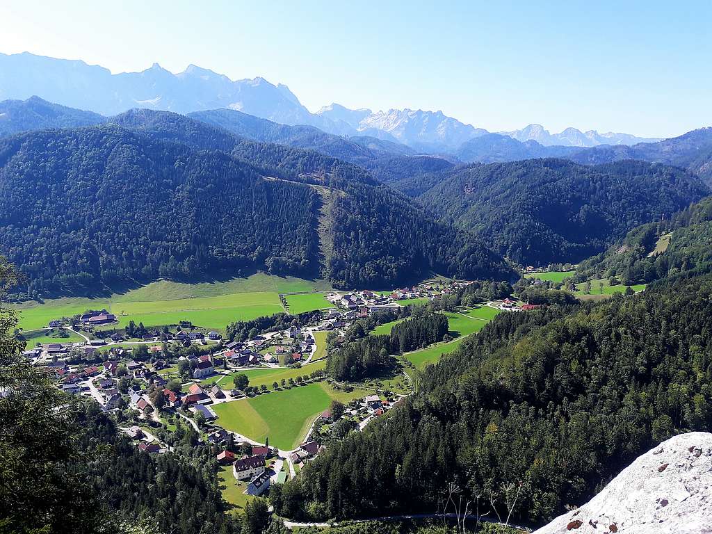 Blick auf das Dorf Steyrling von einem Bergweg herab