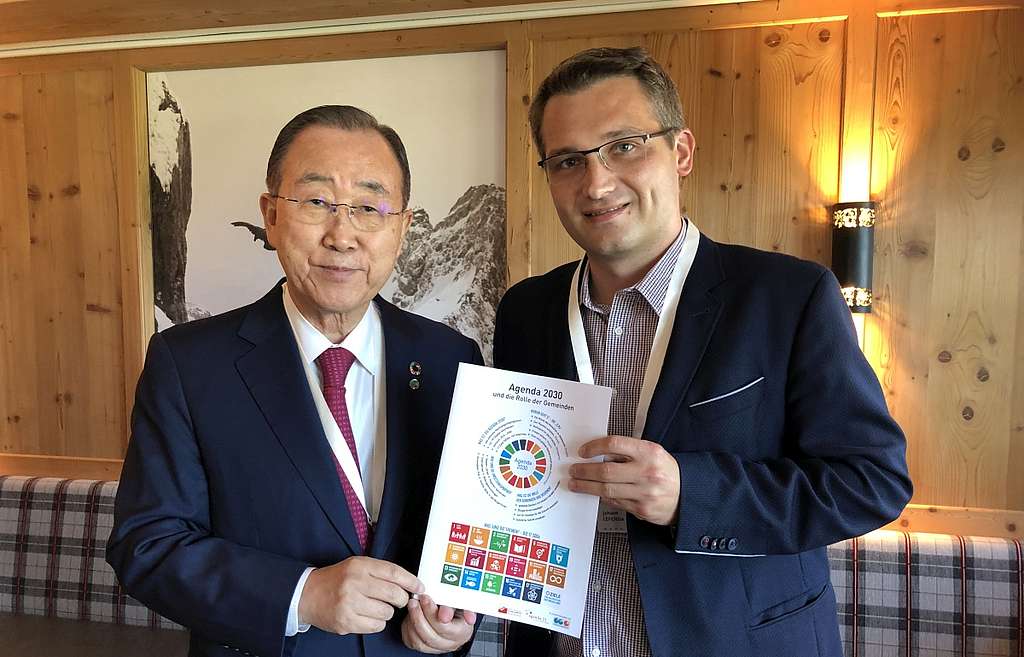 Johann Lefenda und Ban Ki Moon halten das GemeindeNavi in Händen
