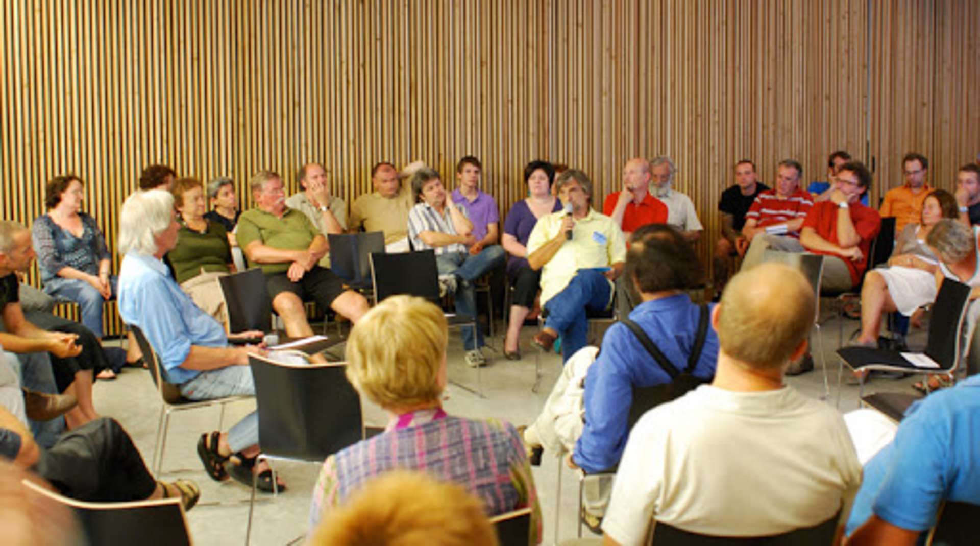 Teilnehmer diskutieren im Fishbowl-Format