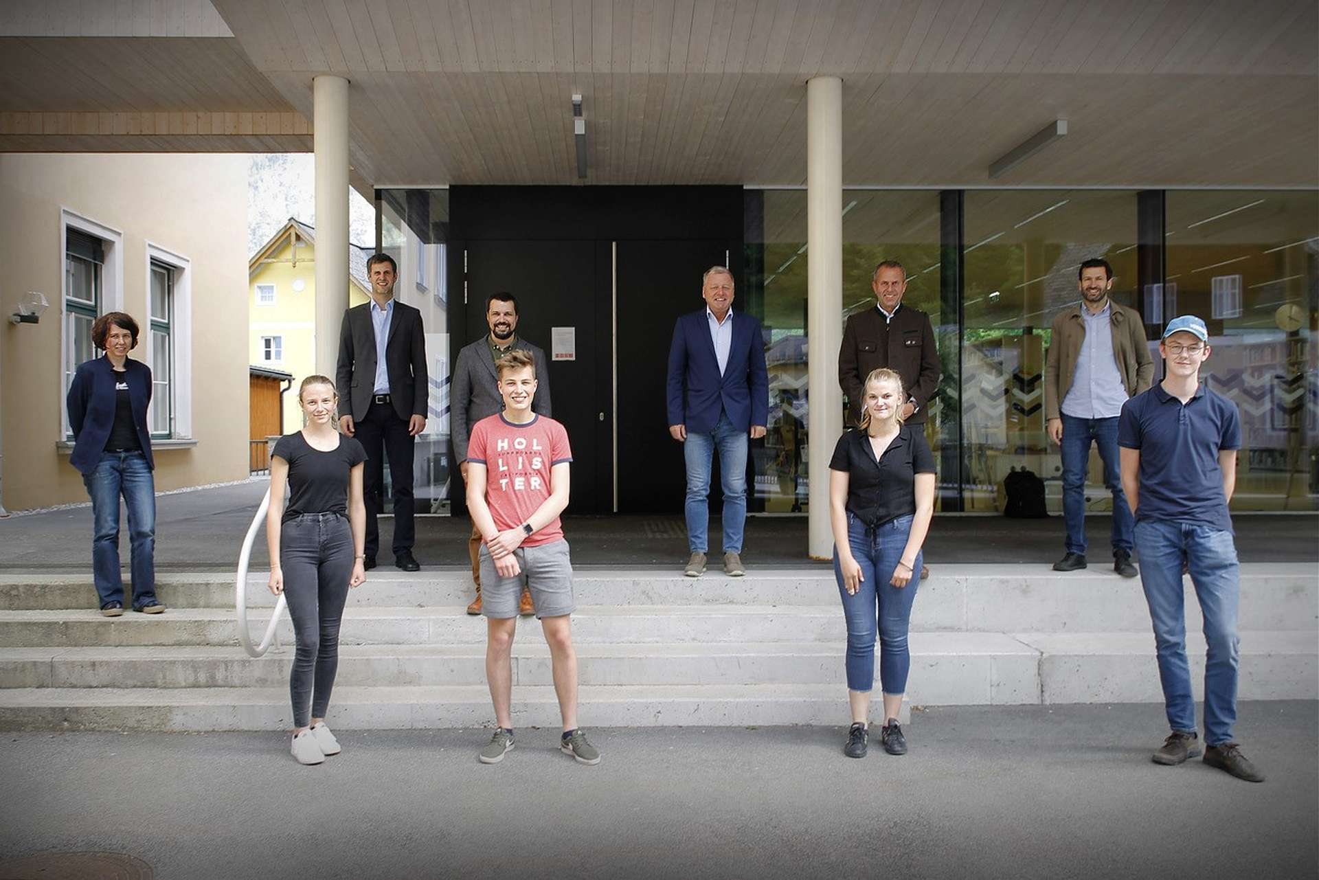 Gruppenfoto des Projektteams von 10 Personen vor der HTBLA Hallstatt
