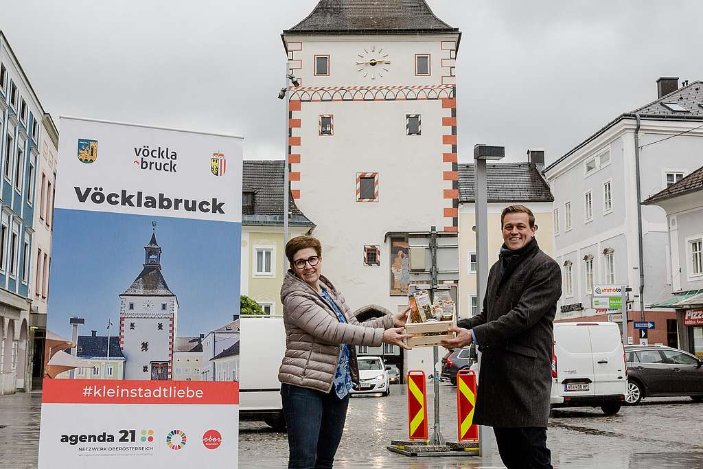 Bürgermeisterin Kölblinger und Landesrat Kaineder vor dem Stadtturm Vöcklabruck