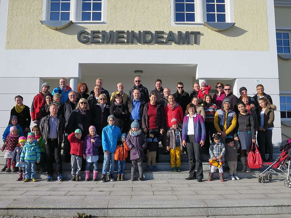 60 Personen beim Gruppenfoto vor dem Gemeindeamt