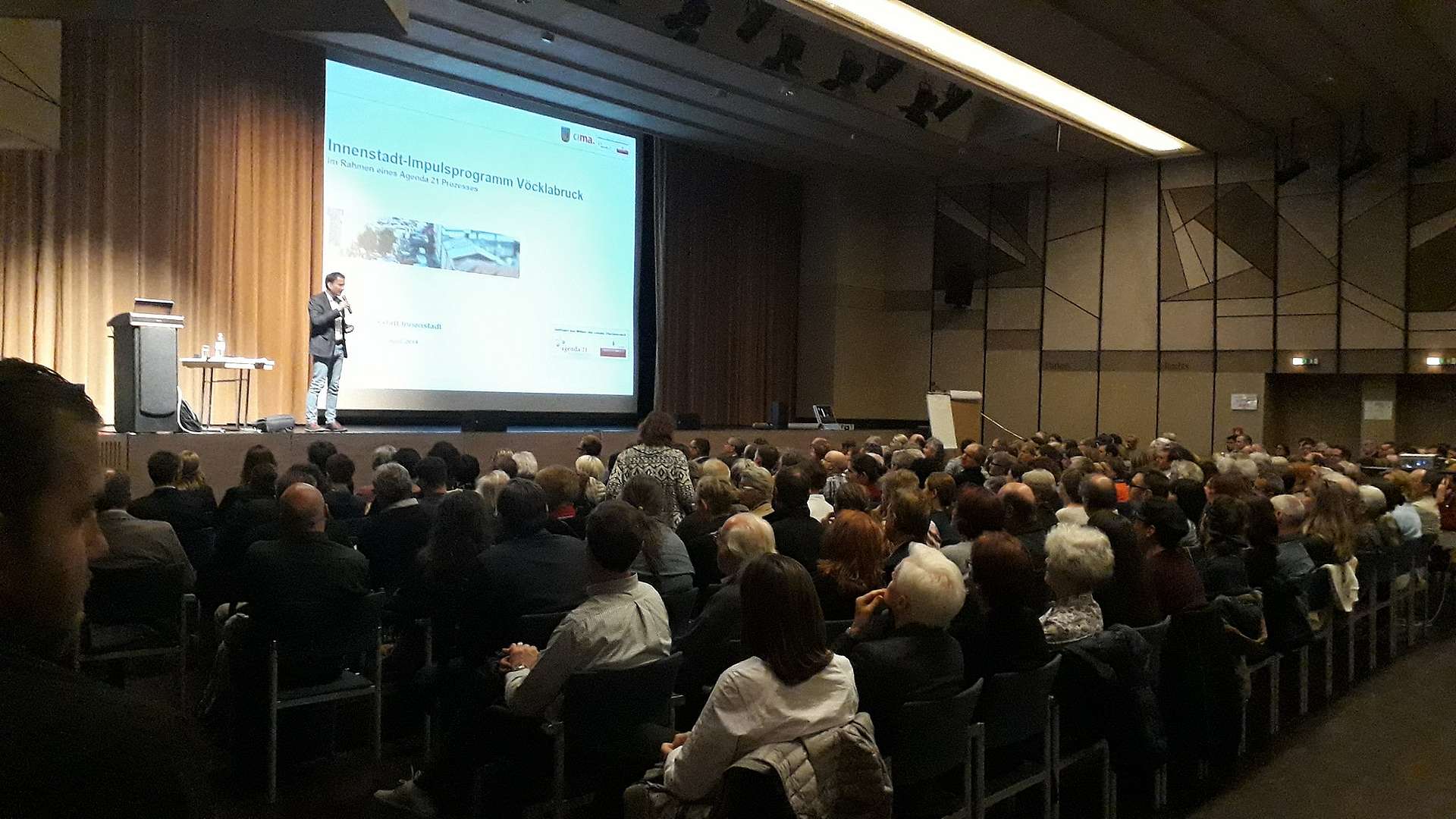 300 Personen im Stadtsaal Vöcklabruck hören einen Vortrag