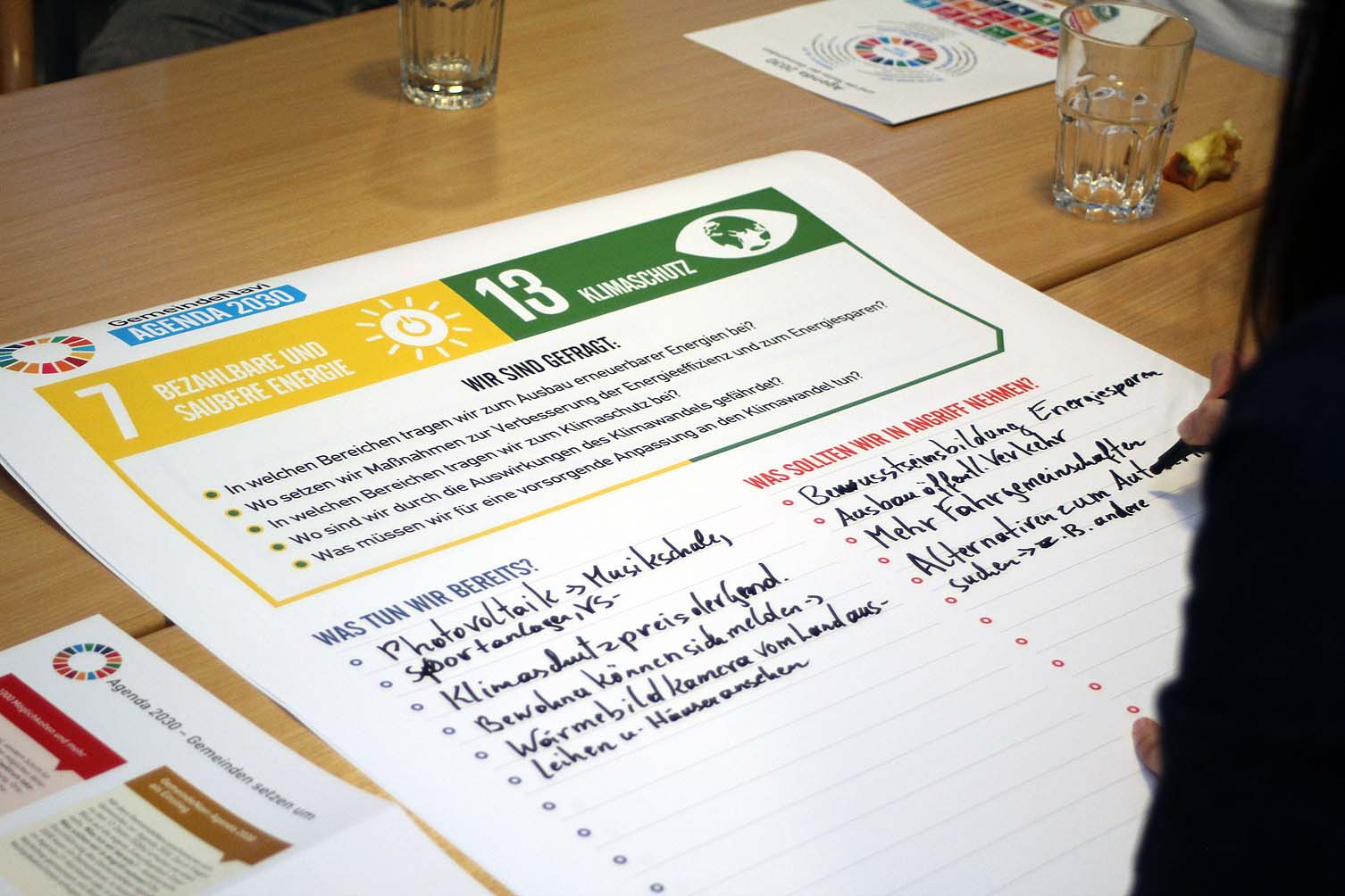 Beispiel-Plakat mit SDG 7 und 13 (aus dem Tool GemeindeNavi Agenda 30)