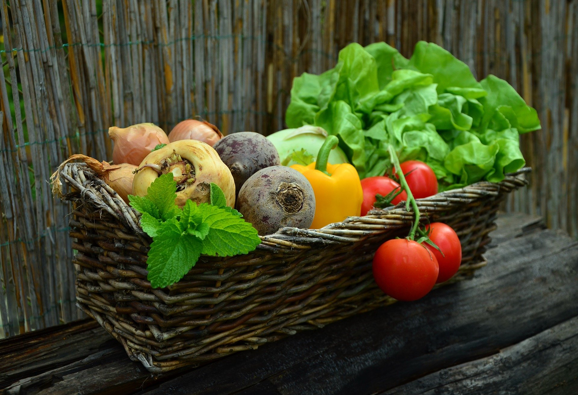Ein Korb gefüllt mit vielen verschiedenen Gemüsesorten