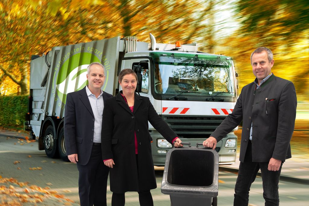 Familie Maix-Manahl und Bürgermeister Raffelsberger vor einem Müllauto
